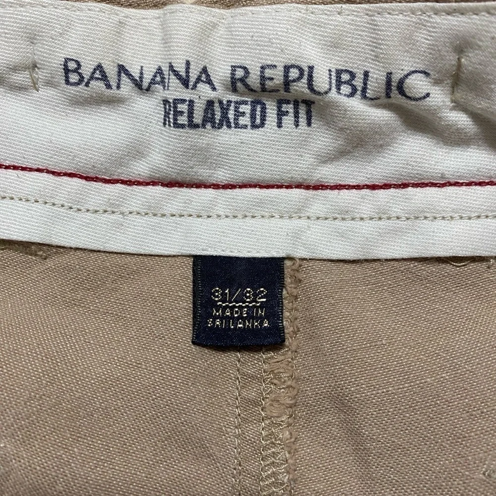 Banana Republic Men's Relaxed Fit 31X32 Khaki Chinos Pants.